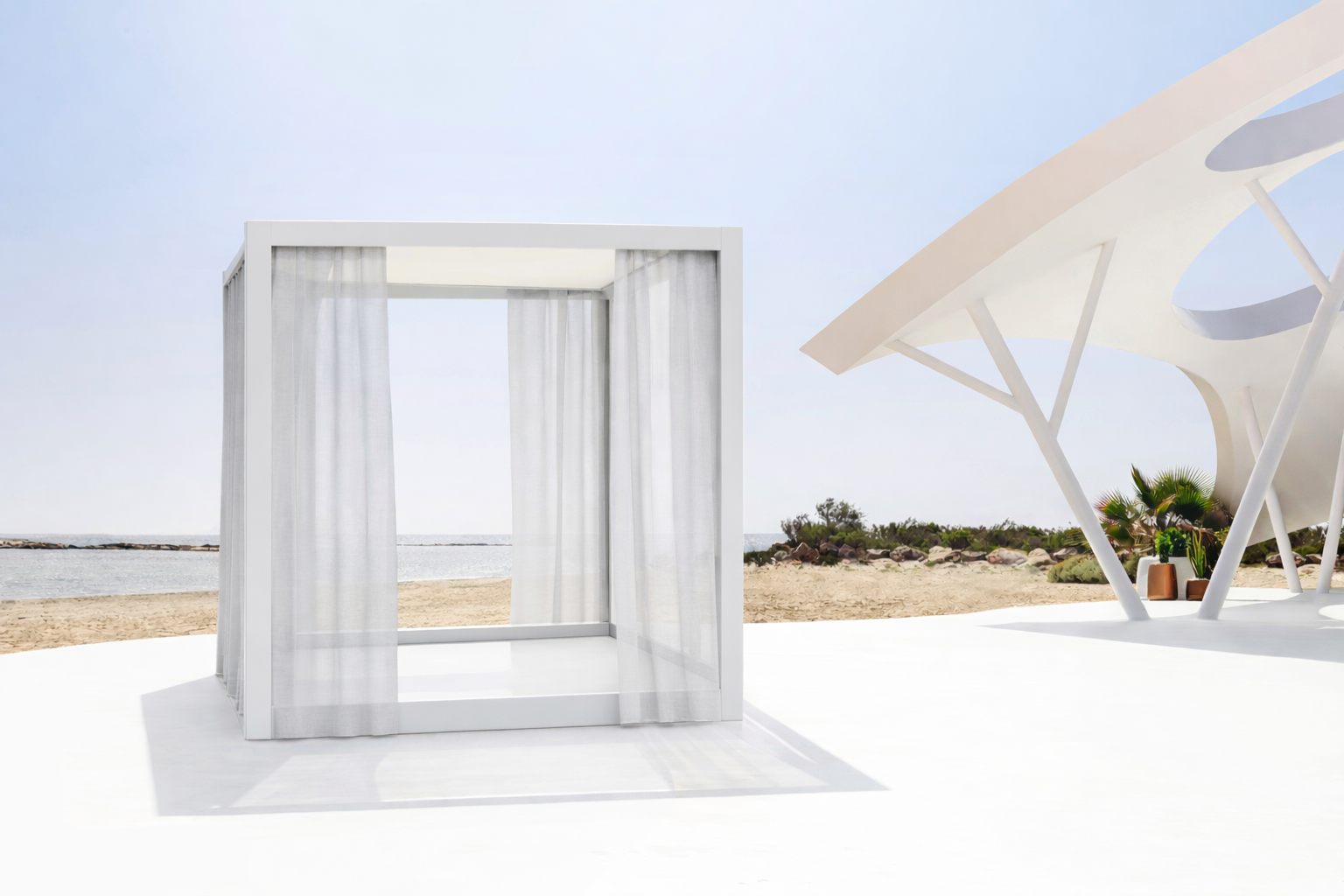 Vela Canopy With Curtains